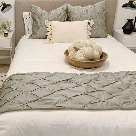 KBC linen Bed Runner Set 100% Cotton 800 Thread Count 5 Piece Pinch Pleated Bed Runner Set, Decorative Bed Scarf, 1 Pinch Pleated Bed Runner and 4 Pillow Shams, King Size Light Grey